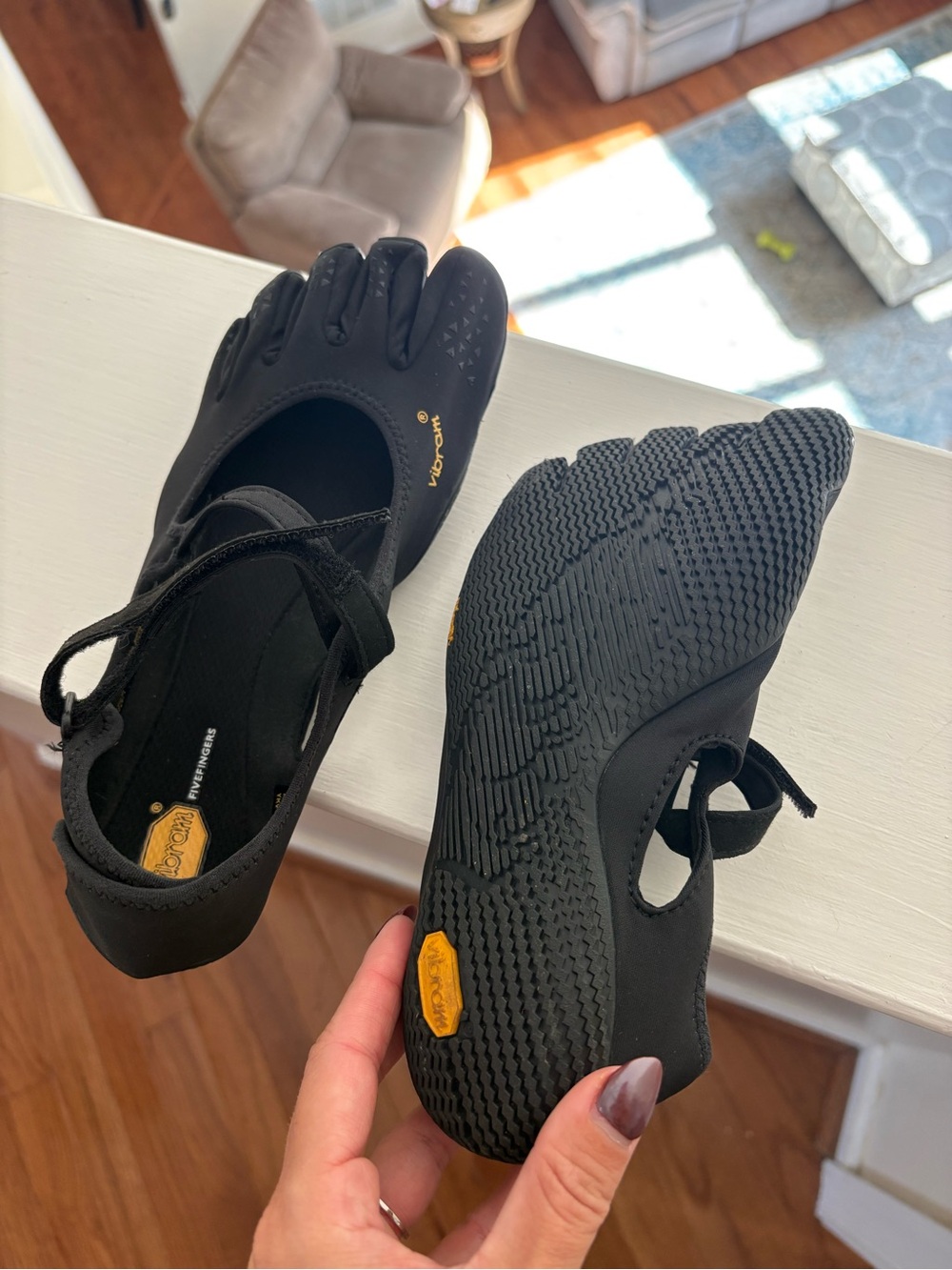 Vibram women’s Black FiveFingers Water Shoes - Picture 4 of 5